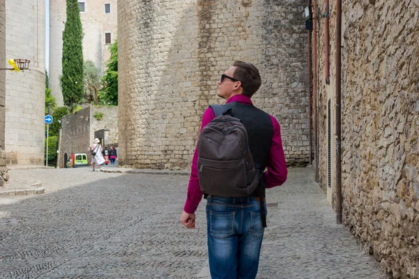 Joven Turista Con Una Mochila Centro Girona Cerca Basílica San —  Fotos de Stock