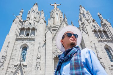 Temple Mount Tibidabo Barcelona, İspanya üzerinde Sacred Heart yakınındaki şapka bir eşarp genç bir adam, standları