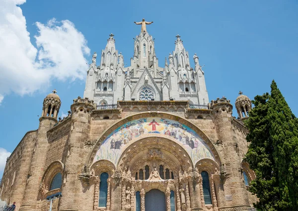 Temple Mount Tibidabo Barcelona, İspanya üzerinde Sacred Heart heykeller