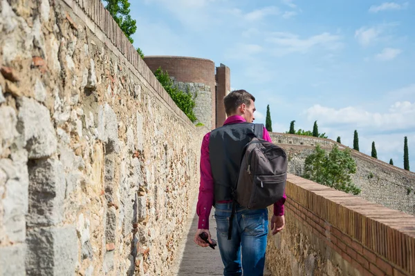 Joven Turista Con Una Mochila Caminando Sobre Muro Fortaleza Passeig —  Fotos de Stock