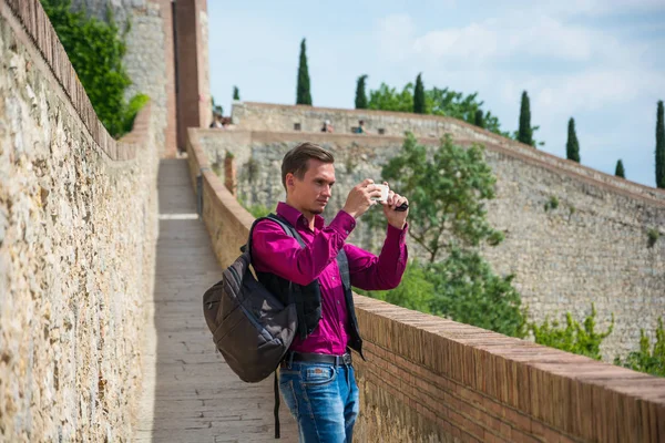 Joven Turista Con Una Mochila Dispara Vídeo Smartphone Pie Sobre —  Fotos de Stock