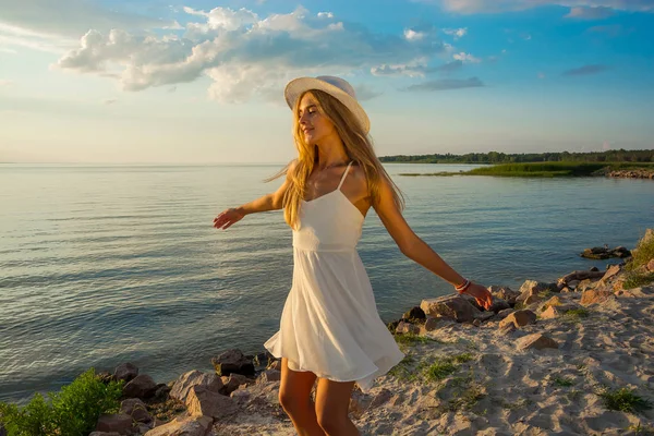 Hermosa Mujer Joven Feliz Vestido Satén Verano Blanco Con Sombrero —  Fotos de Stock