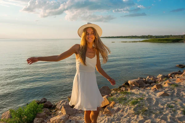 Schöne Glückliche Junge Frau Weißem Sommersatinkleid Und Mit Hut Wirbelt — Stockfoto