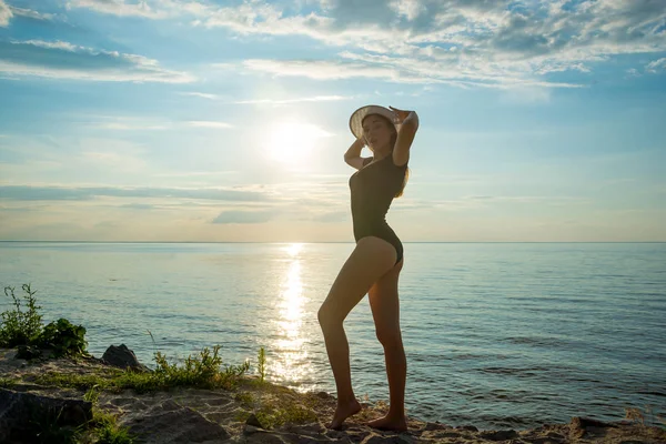 Hermosa Joven Feliz Está Pie Traje Baño Está Sosteniendo Sombrero —  Fotos de Stock