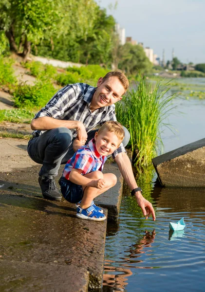 Vader Helpt Het Jongetje Verlagen Van Boot Van Papier Naar — Stockfoto