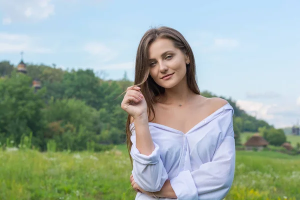 Schöne Lächelnde Junge Frau Weißen Hemd Steht Sommer Vor Einem — Stockfoto