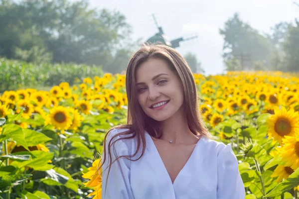 Hermosa Joven Sonriente Una Camisa Blanca Encuentra Campo Entre Los —  Fotos de Stock