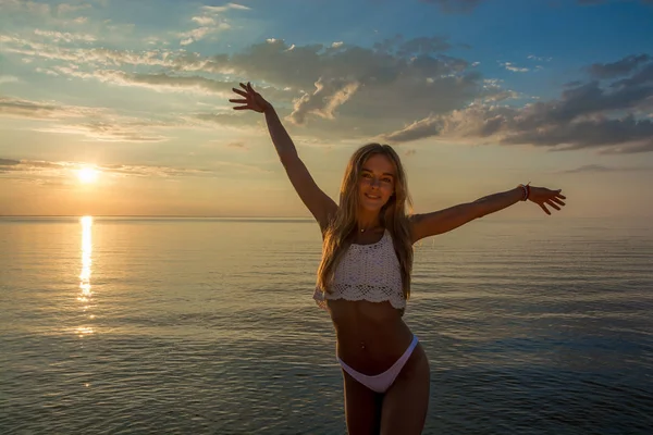 Mulher Jovem Feliz Bonita Está Maiô Rosa Ela Alegra Com — Fotografia de Stock