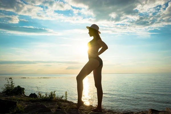 Silueta Una Hermosa Joven Que Pie Traje Baño Con Sol —  Fotos de Stock