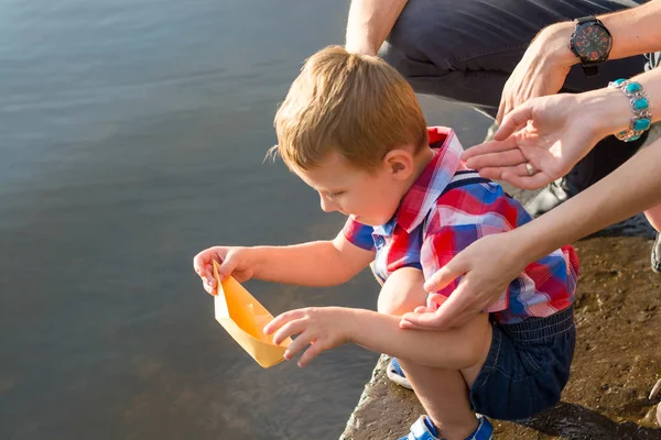 Handen Van Een Vader Moeder Die Kleine Jongen Helpt Verlagen — Stockfoto