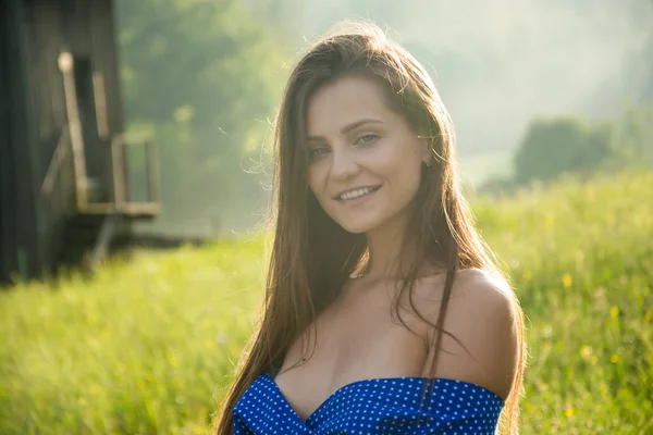 Portrait Beautiful Young Woman Bare Shoulders Sunlight Meadow Wildflowers Rural — Stock Photo, Image