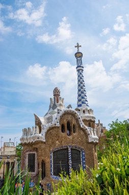 Yazı işleri. Mayıs 2018. Barcelona, İspanya. Girişte köşk. Zencefilli ev içinde Park Guell mimar Gaudi