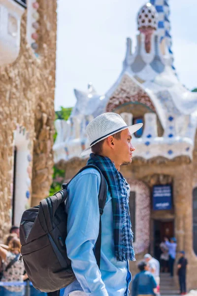 Joven Para Sombrero Blanco Una Bufanda Con Mochila Cerca Una — Foto de Stock