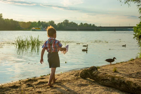 Een Kleine Jongen Wordt Uitgevoerd Met Een Papieren Vliegtuigje Langs — Stockfoto