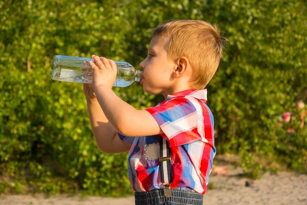 Petit Garçon Boit Eau Une Bouteille Dans Chaleur Estivale Plein — Photo