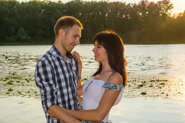 Man Going Kiss Young Woman Hugs Her Sunset Background Loving — Stock Photo, Image