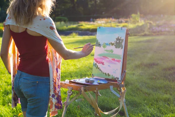 Young Woman Artist Holds Brush Paints Picture Easel Rays Sunset — Stock Photo, Image