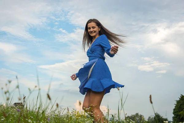 Vackra Leende Ung Kvinna Dans Och Virvlar Blå Klänning Äng — Stockfoto