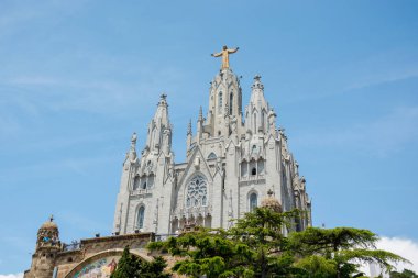 Barselona, İspanya, alt görünümünde üzerinde tapınak Mount Tibidabo üzerinde Sacred Heart heykeller