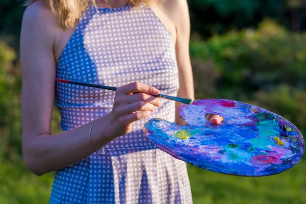 Una Joven Artista Sostiene Atardecer Pintor Sostiene Pincel Una Paleta —  Fotos de Stock