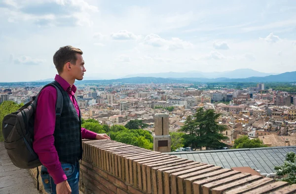 Joven Turista Guapo Con Una Mochila Muralla Fortaleza Admira Paisaje — Foto de Stock