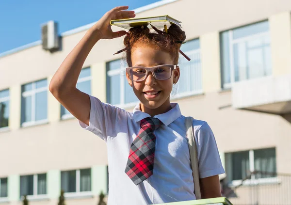 Una Ragazza Uniforme Scolastica Libro Sulla Sua Testa Con Una — Foto Stock