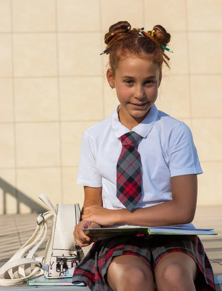 Ein Mädchen Schuluniform Mit Lustiger Frisur Buntstiften Haar Und Büchern — Stockfoto