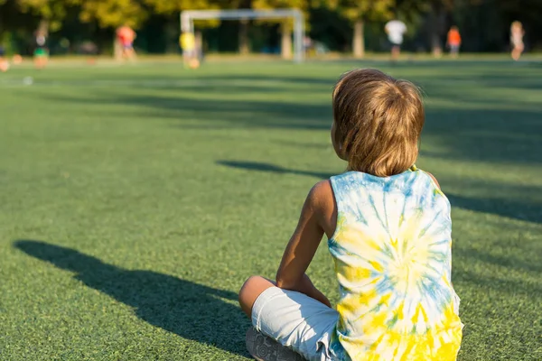 Garçon Est Assis Sur Herbe Bord Stade Regarde Football Garçon — Photo