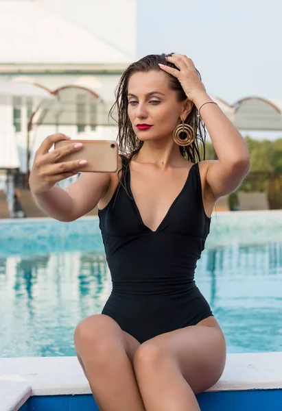 Jovem Mulher Bonita Fazendo Selfie Smartphone Piscina Uma Bela Jovem — Fotografia de Stock