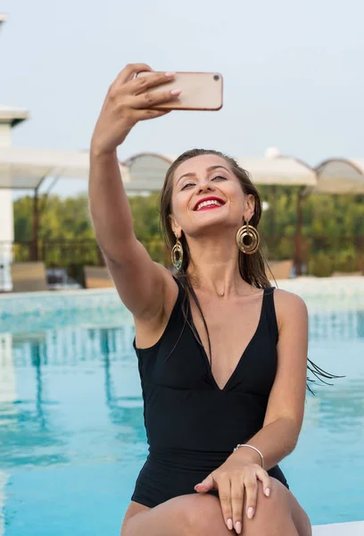 Junge Schöne Frau Beim Selfie Mit Einem Smartphone Pool Schöne — Stockfoto