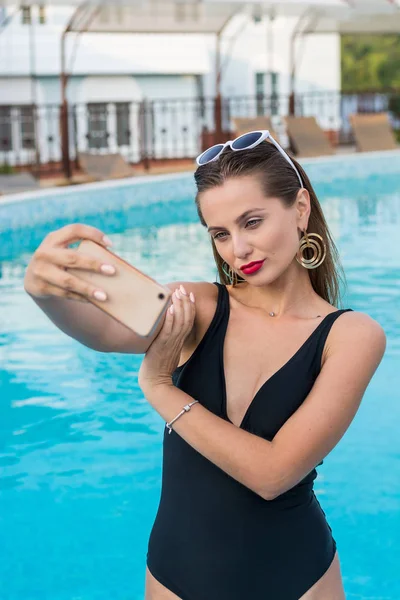 Joven Hermosa Mujer Haciendo Selfie Teléfono Inteligente Piscina Hermosa Joven —  Fotos de Stock