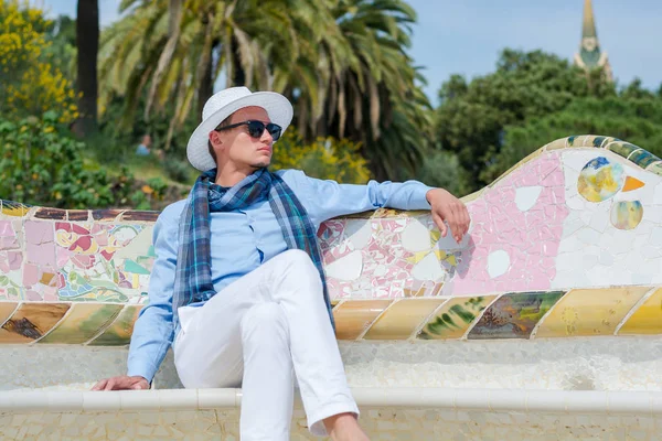 Young Guy Hat Sunglasses Scarf Sits Bench Park Guell Architect — Stock Photo, Image