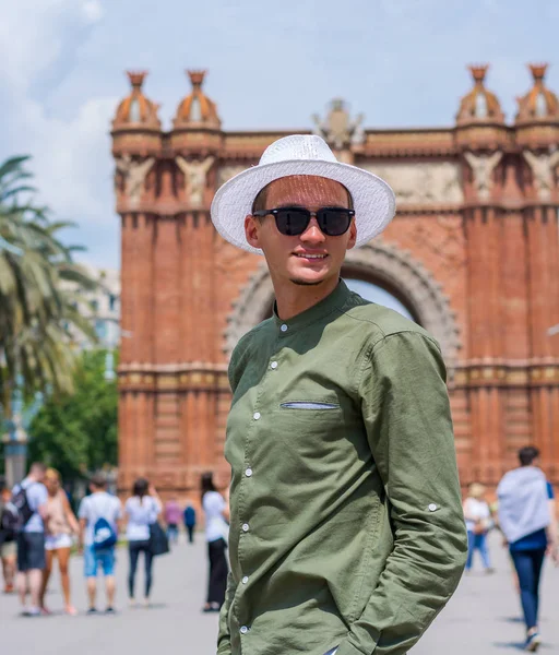 Cara Jovem Turista Óculos Fica Sorri Perto Arco Triunfo Cidade — Fotografia de Stock