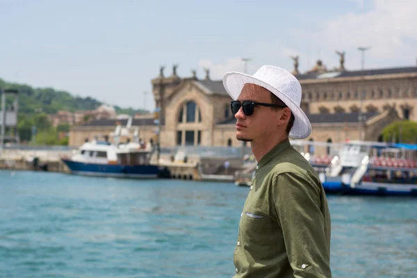 Joven Con Sombrero Gafas Sol Encuentra Puerto Barcelona Fondo Aduanero — Foto de Stock