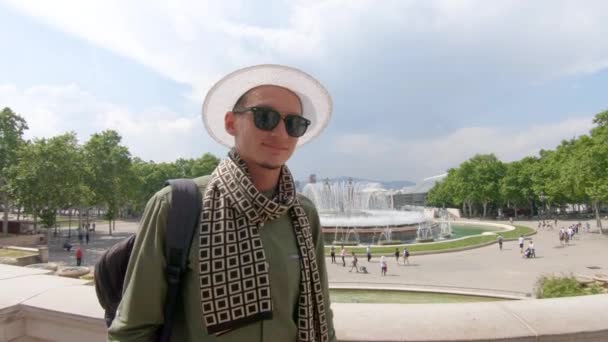 Jeune Homme Souriant Touriste Debout Avec Sac Dos Dans Chapeau — Video