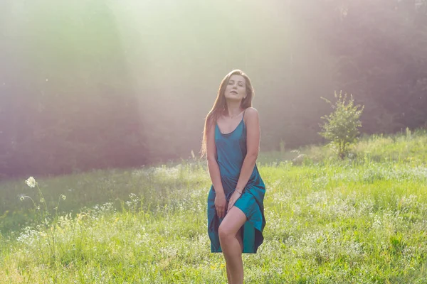 Tânăra Femeie Frumoasă Bucură Lumina Soarelui Pajiște Flori Lângă Pădure — Fotografie, imagine de stoc