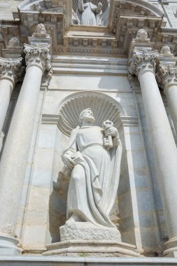 Plaza de Catedral Girona, İspanya üzerinde tapınak Katedrali cephesinde heykel. Alt görünümü