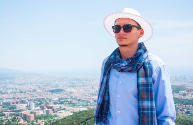 Beautyful manzara arka plan Temple Mount Tibidabo Barcelona, İspanya üzerinde Sacred Heart yakınındaki bir eşarp genç bir adam duruyor