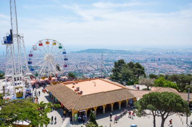Yazı işleri. Mayıs, 2018. Dönme dolap ve konumlar görünümünü dağ üzerinde Mount Tibidabo Barcelona, İspanya