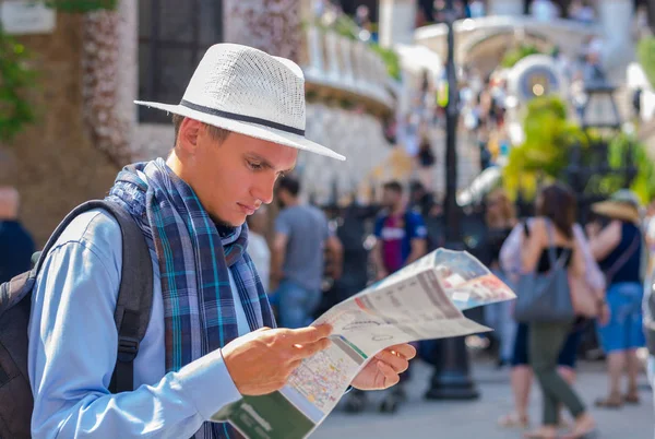 Joven Con Una Bufanda Sombrero Con Una Mochila Sostiene Mapa — Foto de Stock