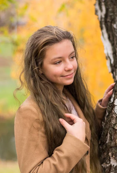Teenager Mantel Steht Herbstlichen Park Vor Gelbem Laubhintergrund Junges Mädchen — Stockfoto