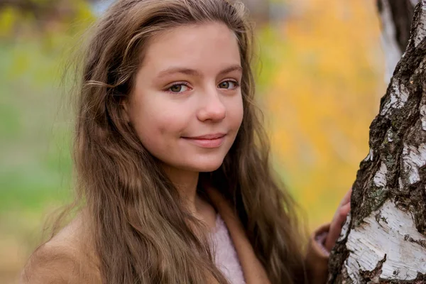 Teenager Mantel Steht Herbstlichen Park Vor Gelbem Laubhintergrund Porträt Eines — Stockfoto