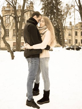 Kışın seven çift. Adam bir kız sokakta kışın sarılmak. St. Valentine's Day