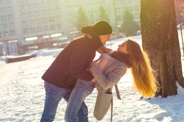 Adam ve kız kışın keyfini çıkarın, onu tutar. Sevgi dolu bir çift dışında oynuyor. St. Valentine's Day