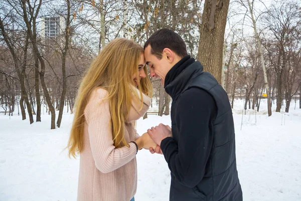 Tipo Toma Las Manos Chica Calienta Sus Manos Invierno Afuera —  Fotos de Stock