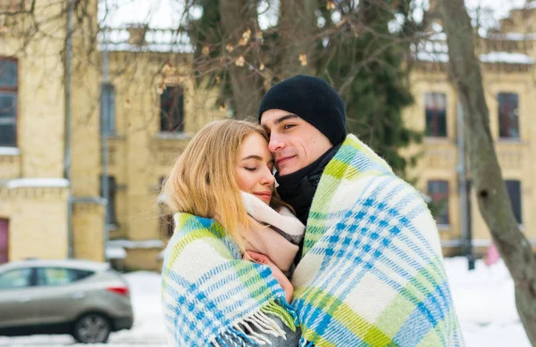Casal Amoroso Cobertor Inverno Tipo Abraça Uma Rapariga Rua Inverno — Fotografia de Stock