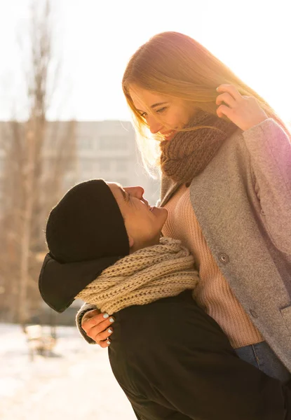 Casal Amoroso Inverno Tipo Levanta Uma Rapariga Nos Braços Rua — Fotografia de Stock