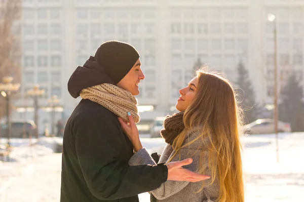 Casal Amoroso Olhando Para Outro Xadrez Rindo Inverno Menina Cuidadosamente — Fotografia de Stock