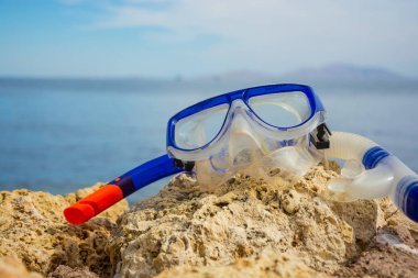 Arka planda deniz şnorkel tüp ile maske. 