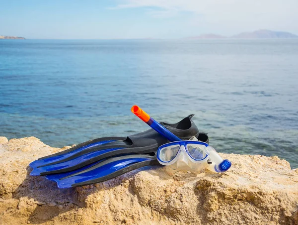 Máscara Con Tubo Snorkel Aletas Fondo Del Mar Nubes Que — Foto de Stock